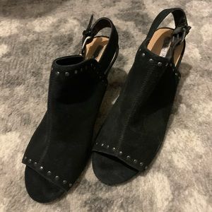 Tahari sueded, Studded heelssz6.5
